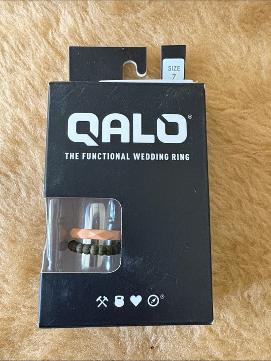 QALO Jewelry - QALO “The Functional Silicone Wedding Ring” -  Size 7